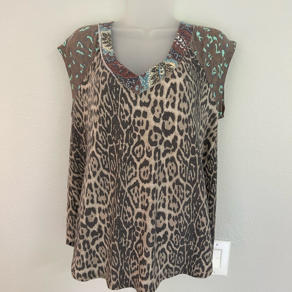 Ces Femme soft cap sleeve v neck print top L